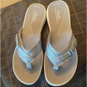 Clarke’s Cloudsteppers, sz 9.  Silver. NWOT